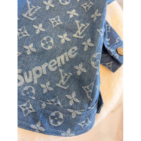 Брендова джинсова курточка для собак Louis Vuitton Supreme з білими логотипами, блакитна S -
                                                        Фото 5