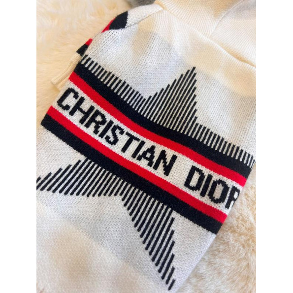 Брендова в\'язана кофта для собак Christian Dior із зіркою на спинці, з капюшоном на зав\'язках, біла -
                                                        Фото 4