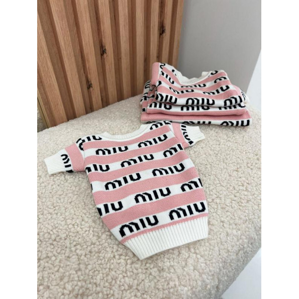 Брендова кофта для собак MIUMIU на гудзиках з білими горизонтальними полосами та логотипом, рожева -
                                                        Фото 2