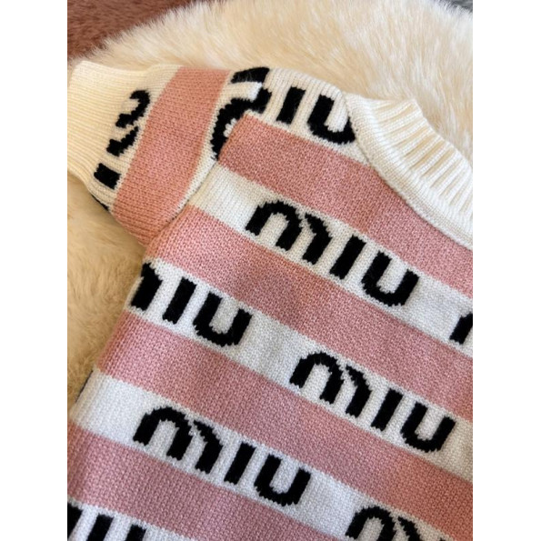 Брендова кофта для собак MIUMIU на гудзиках з білими горизонтальними полосами та логотипом, рожева -
                                                        Фото 3