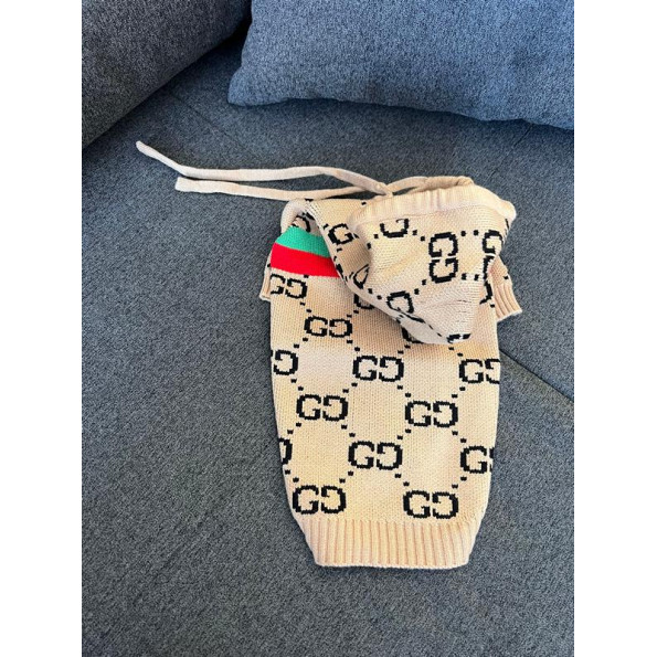 Брендова в\'язана кофта для собак GUCCI з капюшоном на шнурках, зелено-червона смуга на спинці, бежева Брендова в\'язана кофта для собак GUCCI з капюшоном на шнурках, зелено-червона смуга на спинці, бежева