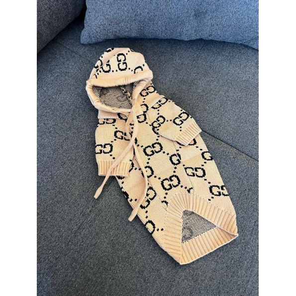 Брендова в\'язана кофта для собак GUCCI з капюшоном на шнурках, зелено-червона смуга на спинці, бежева -
Фото 2 Брендова в\'язана кофта для собак GUCCI з капюшоном на шнурках, зелено-червона смуга на спинці, бежева -
Фото 2