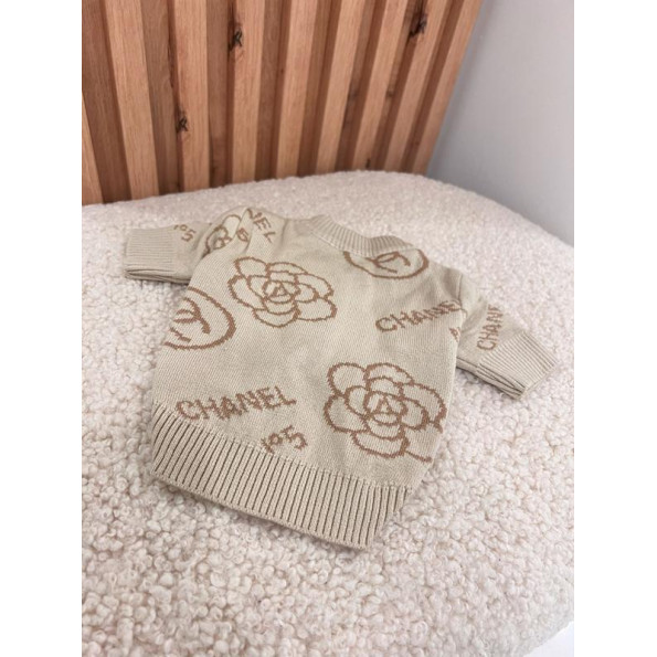 Брендова кофта для собак CHANEL з квітами, на гудзиках, бежева -
Фото 4 Брендова кофта для собак CHANEL з квітами, на гудзиках, бежева -
Фото 4