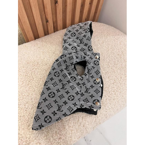 Брендовая зимняя Жилетка для собак LOUIS VUITTON джинсовая с мелкими значками, с капюшоном, на кнопках, серая -
                                                        Фото 3