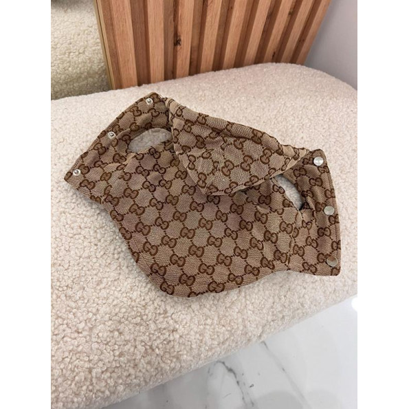 Брендовый зимний жилет для собак GUCCI джинсовая со значками, с капюшоном, на кнопках, бежевая L Брендовый зимний жилет для собак GUCCI джинсовая со значками, с капюшоном, на кнопках, бежевая L