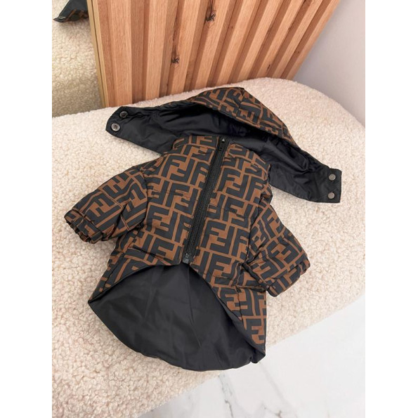 Зимняя куртка для собак FENDI на змейке с капюшоном коричневая S -
                                                        Фото 2