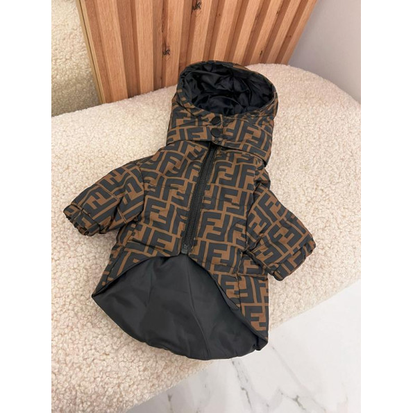 Зимняя куртка для собак FENDI на змейке с капюшоном коричневая S -
                                                        Фото 3