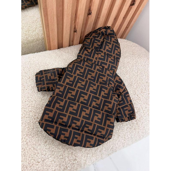 Зимняя куртка для собак FENDI на змейке с капюшоном коричневая S -
                                                        Фото 4
