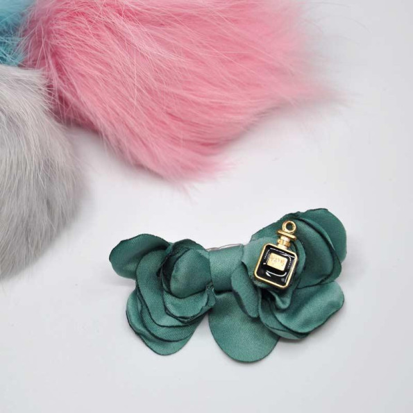 Заколка для собак Cheepet Chanel №5 зеленая Заколка для собак Cheepet Chanel №5 зеленая