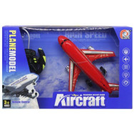 Самолет на радиоуправлении червоний